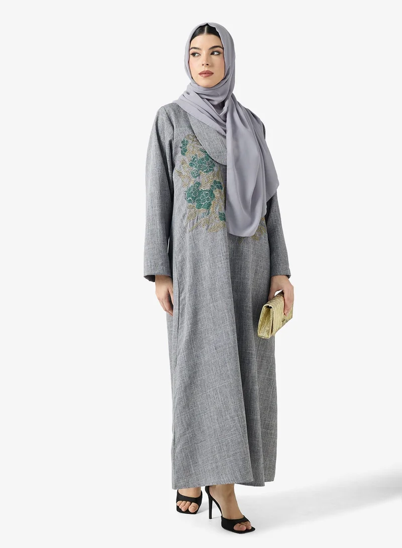 هيا كلوزيت عباية بياقة واسعة بتصميم مفتوح مزينة بالزهور